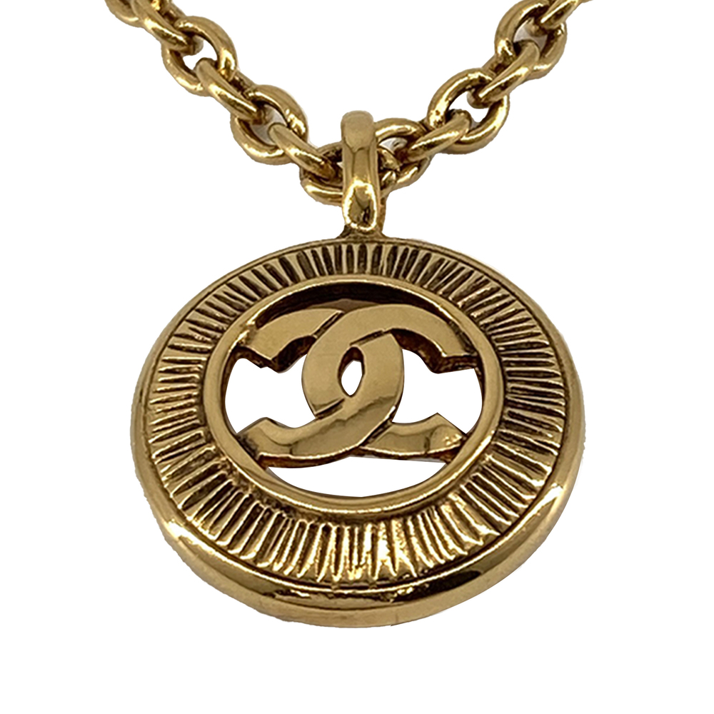 Pre-Loved Chanel CC Gold Plated Medallion Sunburst Pendant Necklace - Picture 2 of 12